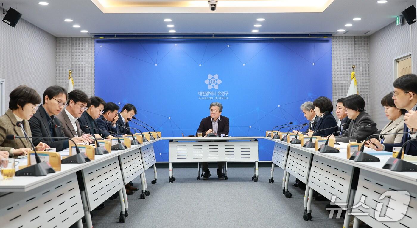 본문 이미지 - 정용래 유성구청장이 26일 열린 간부회의를 주재하고 있다(유성구 제공. 재판매 및 DB금지)/뉴스1