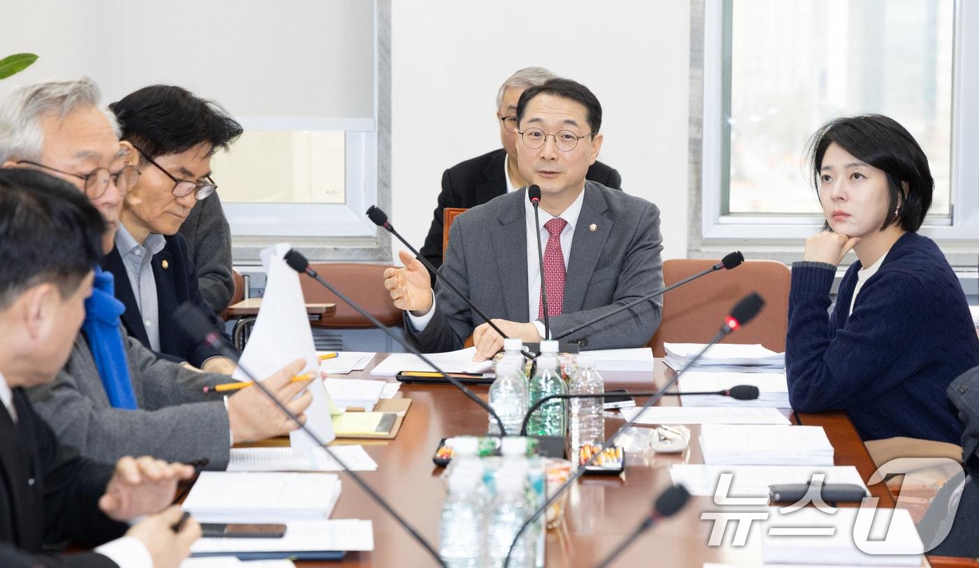 본문 이미지 - 26일 서울 여의도 국회에서 열린 제431회국회(임시회) 외교통일위원회 제1차 법안심사 소위원회에서 김건 소위원장이 회의를 주재하고 있다. 2026.1.26/뉴스1 ⓒ News1 이승배 기자