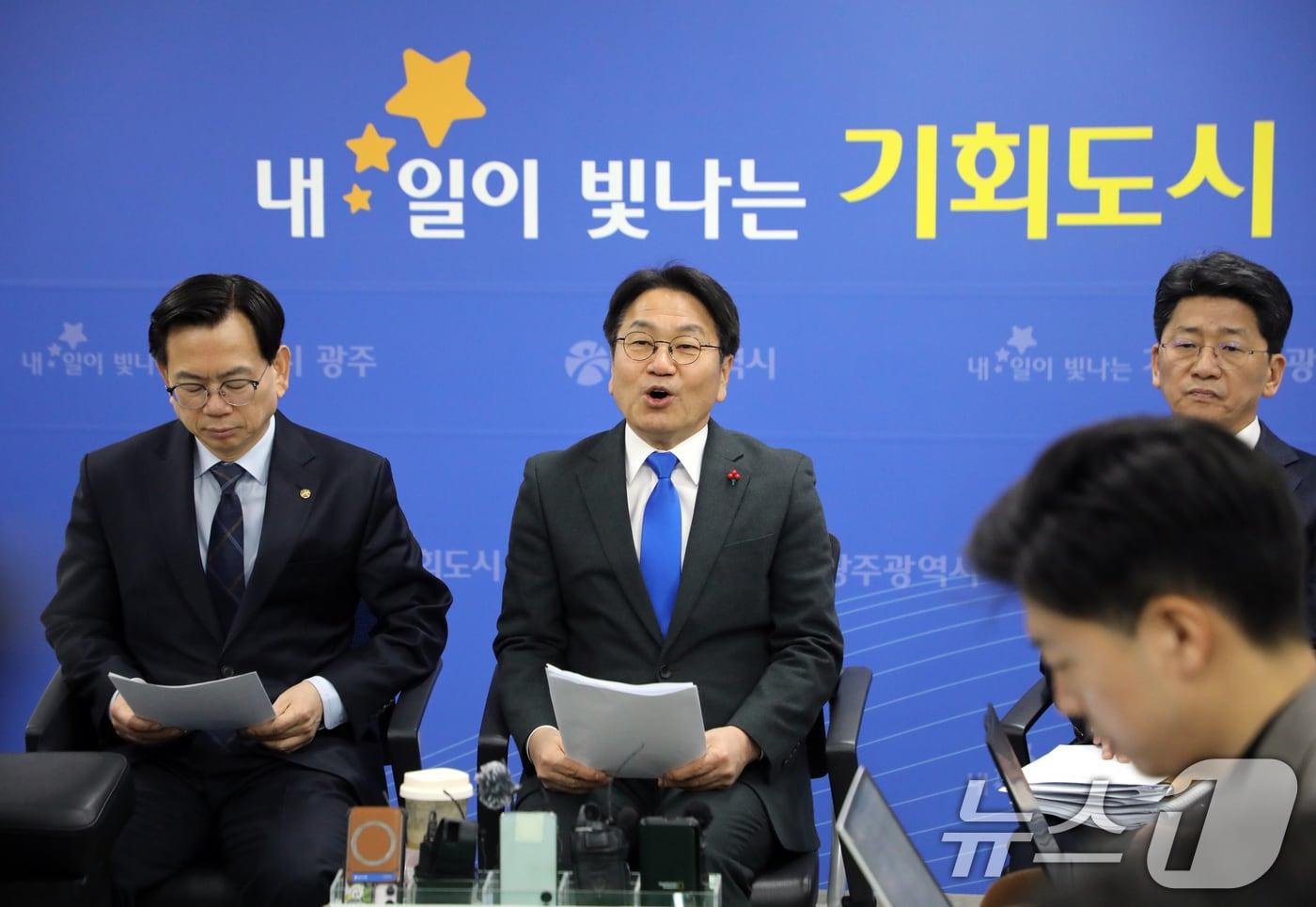 본문 이미지 - 강기정 광주광역시장이 26일 오전 광주시 기자실에서 행정통합 특별법 3차 간담회 논의 내용과 관련해 기자단에게 설명하고 있다. 2026.1.26/뉴스1 ⓒ News1 이수민 기자