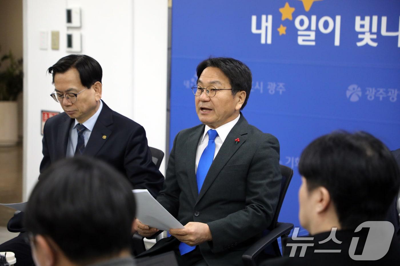 본문 이미지 - 강기정 광주광역시장이 26일 오전 광주시 기자실에서 행정통합 특별법 3차 간담회 논의 내용과 관련해 기자단에게 설명하고 있다. 2026.1.26/뉴스1 ⓒ News1 이수민 기자