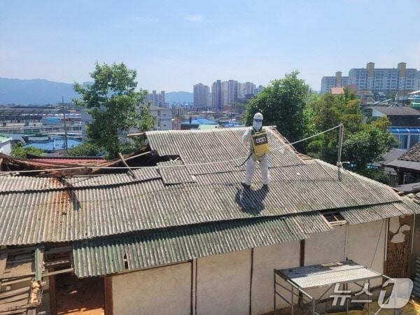 본문 이미지 - 슬레이트 철거현장.(강릉시 제공, 재판매 및 DB 금지) 2026.1.26/뉴스1