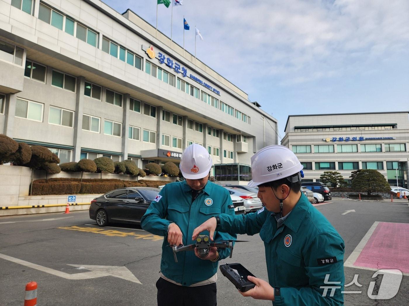 본문 이미지 - 소형 드론을 점검하는 강화군 공무원(인천 강화군 제공/뉴스1)