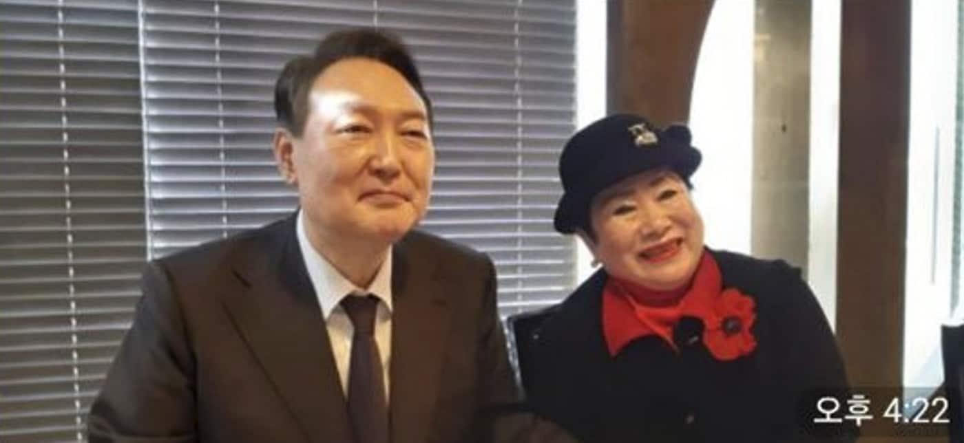 본문 이미지 - 2022년 1월 16일 국민의힘 대선 후보로 활동하던 윤석열 전 대통령(왼쪽)이 이희자 한국근우회 회장(오른쪽)과 만나 사진을 찍고 있다. (독자 제공)