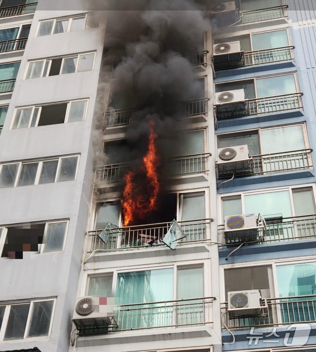 본문 이미지 - 화재 현장 모습.(전북소방 제공. 재판매 및 DB 금지)