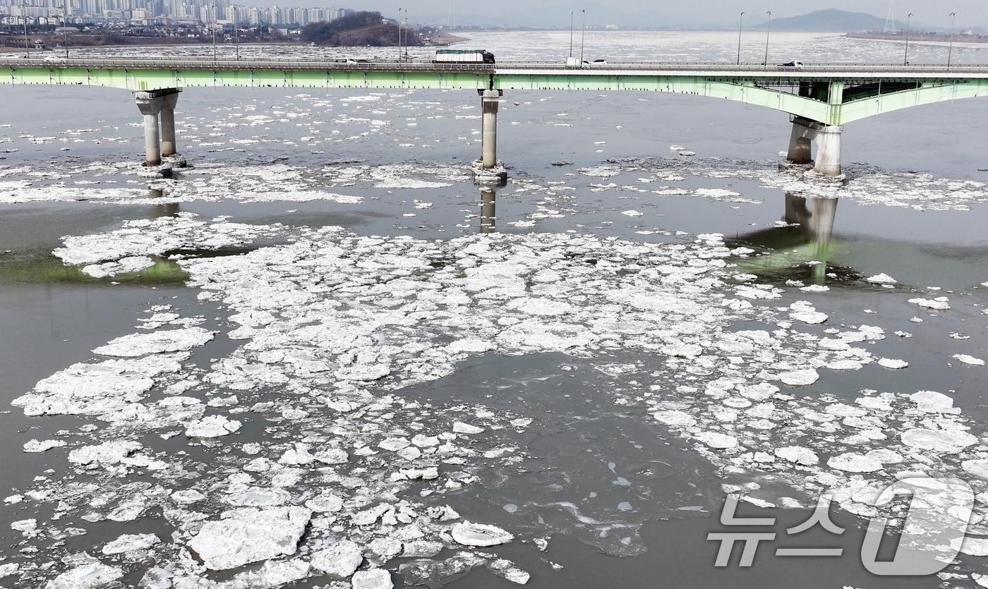 본문 이미지 - 연일 한파가 이어지는 26일 경기 김포시 일산대교 일대에 유빙이 떠 있다. 2026.1.26/뉴스1 ⓒ News1 구윤성 기자
