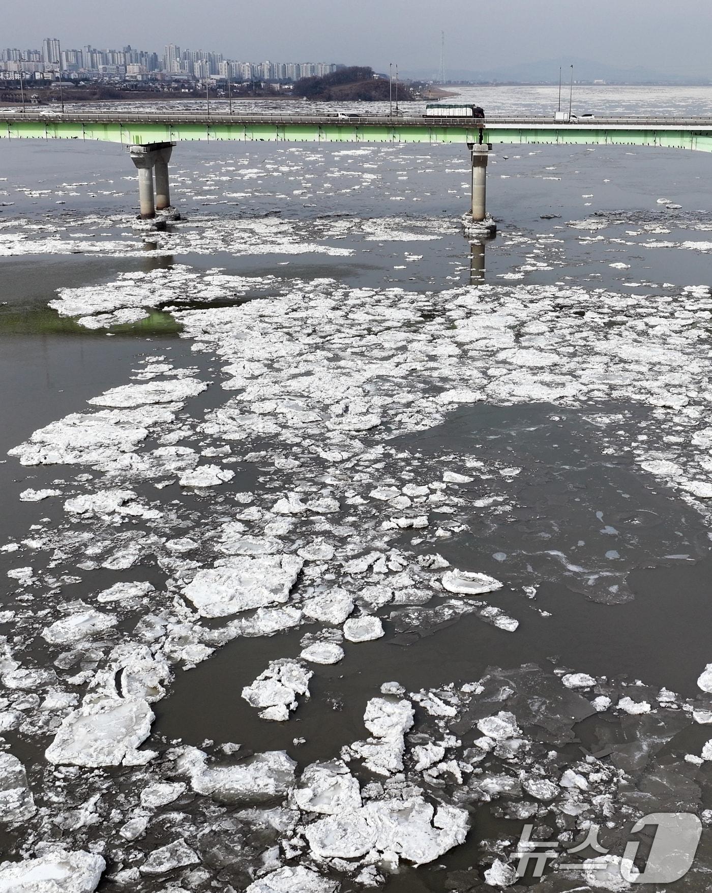 본문 이미지 - 연일 한파가 이어지는 26일 경기 김포시 일산대교 일대에 유빙이 떠 있다. 2026.1.26/뉴스1 ⓒ News1 구윤성 기자