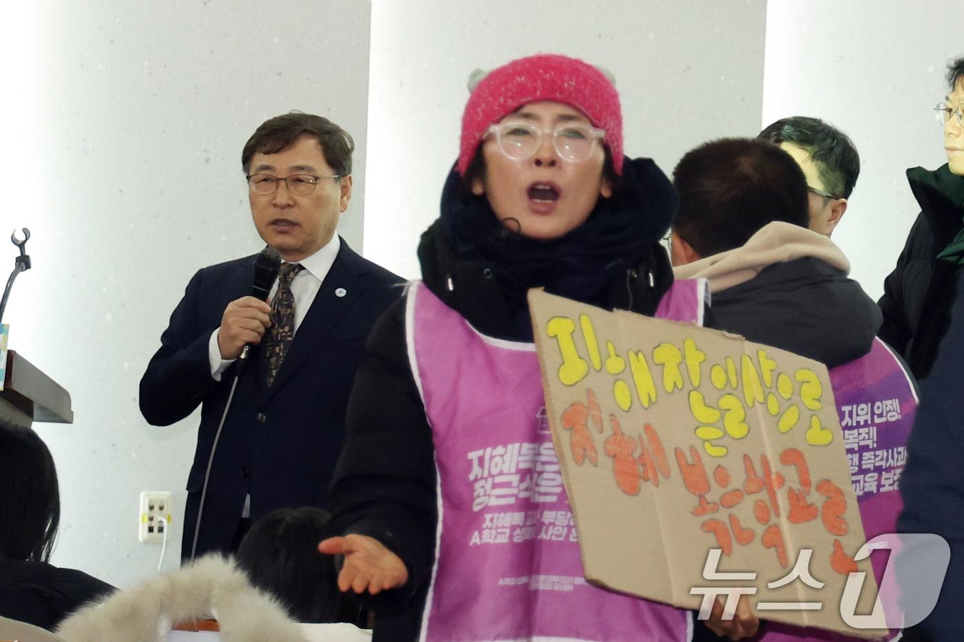 본문 이미지 - 정근식 서울시교육감이 26일 오전 서울 중구 서울시청 서소문별관 후생동 강당에서 열린 '제11회 서울특별시 학생인권의 날 기념식'에서 교내 성폭력 의혹을 제보한 뒤 전보 발령을 받았다고 주장하는 중학교 교사 지혜복 씨의 항의에 반박 발언을 하고 있다. 2026.1.26 ⓒ 뉴스1 황기선 기자