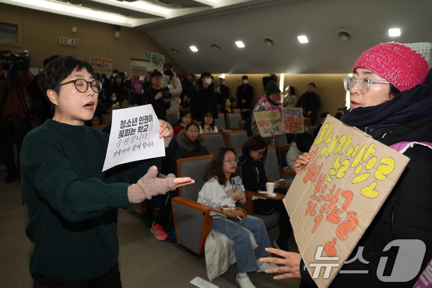 본문 이미지 - 26일 오전 서울 중구 서울시청 서소문별관 후생동 강당에서 열린 '제11회 서울특별시 학생인권의 날 기념식'에서 교내 성폭력 의혹을 제보한 뒤 전보 발령을 받았다고 주장하는 중학교 교사 지혜복 씨와 행사 참석자가 언쟁을 벌이고 있다. 2026.1.26 ⓒ 뉴스1 황기선 기자
