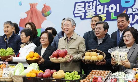 본문 이미지 - 강호동 농협중앙회장(왼쪽 네번째)이 26일 서울 서초구 농협하나로마트 양재점에서 열린 설 물가안정 프로젝트 농심! 천심! 동심! 특별할인행사에서 참석자들과 기념촬영을 하고 있다. 농협은 설 명절을 맞아 이날부터 다음 달 16일까지 물가 안정을 위해 560억원의 재원을 마련, 설 주요 성수용품과 물가안정품목을 최대 65% 할인 판매한다.  2026.1.26/뉴스1 ⓒ News1 오대일 기자