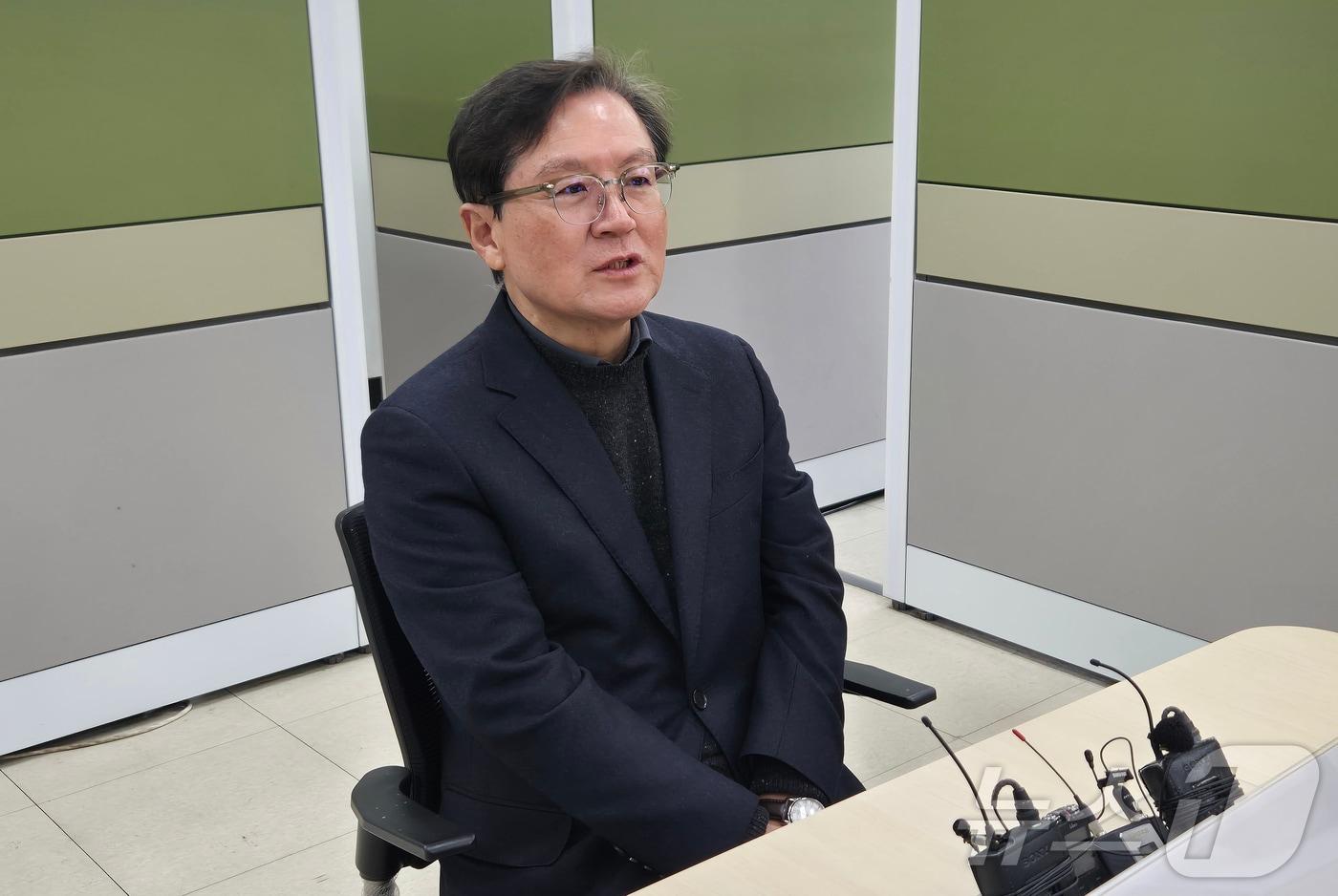 본문 이미지 - 윤갑근 전 국민의힘 충북도당위원장이 26일 충북도청 기자실을 찾아 지방선거와 관련한 입장을 설명하고 있다.