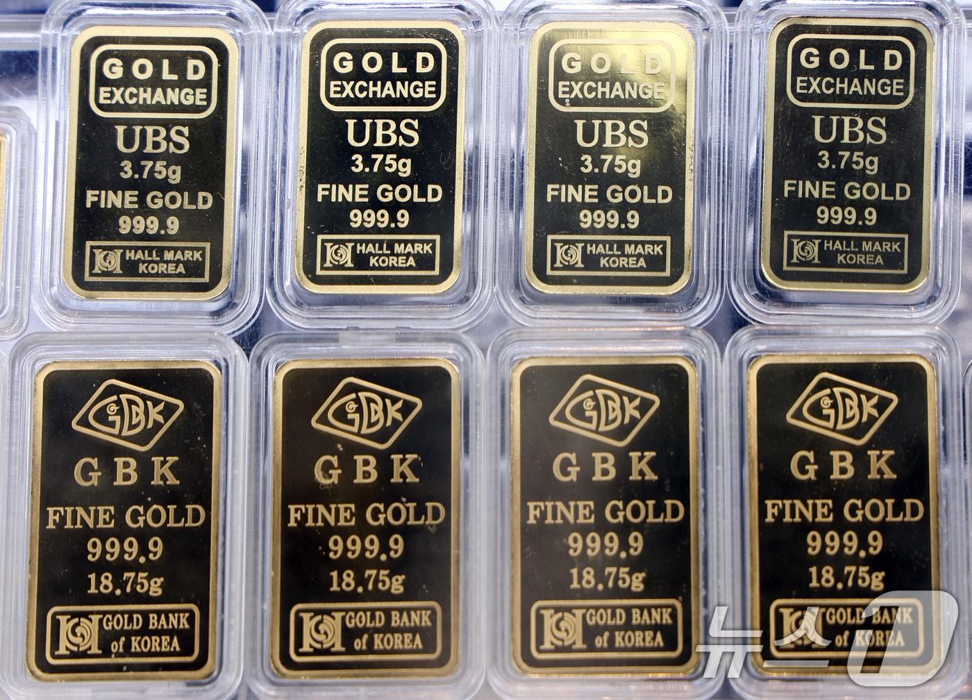 본문 이미지 - 국제 금값이 사상 처음으로 온스당 5천달러를 돌파한 26일 서울 종로구 한 금은방에 금 제품이 진열되어 있다. 2026.1.26/뉴스1 ⓒ News1 최지환 기자