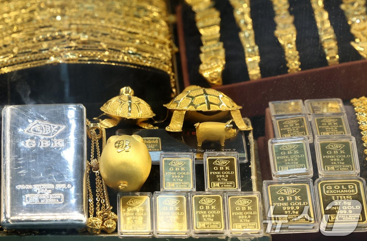 본문 이미지 - 국제 금값이 사상 처음으로 온스당 5천달러를 돌파한 26일 서울 종로구 한 금은방에 금 제품이 진열되어 있다. 2026.1.26/뉴스1 ⓒ News1 최지환 기자