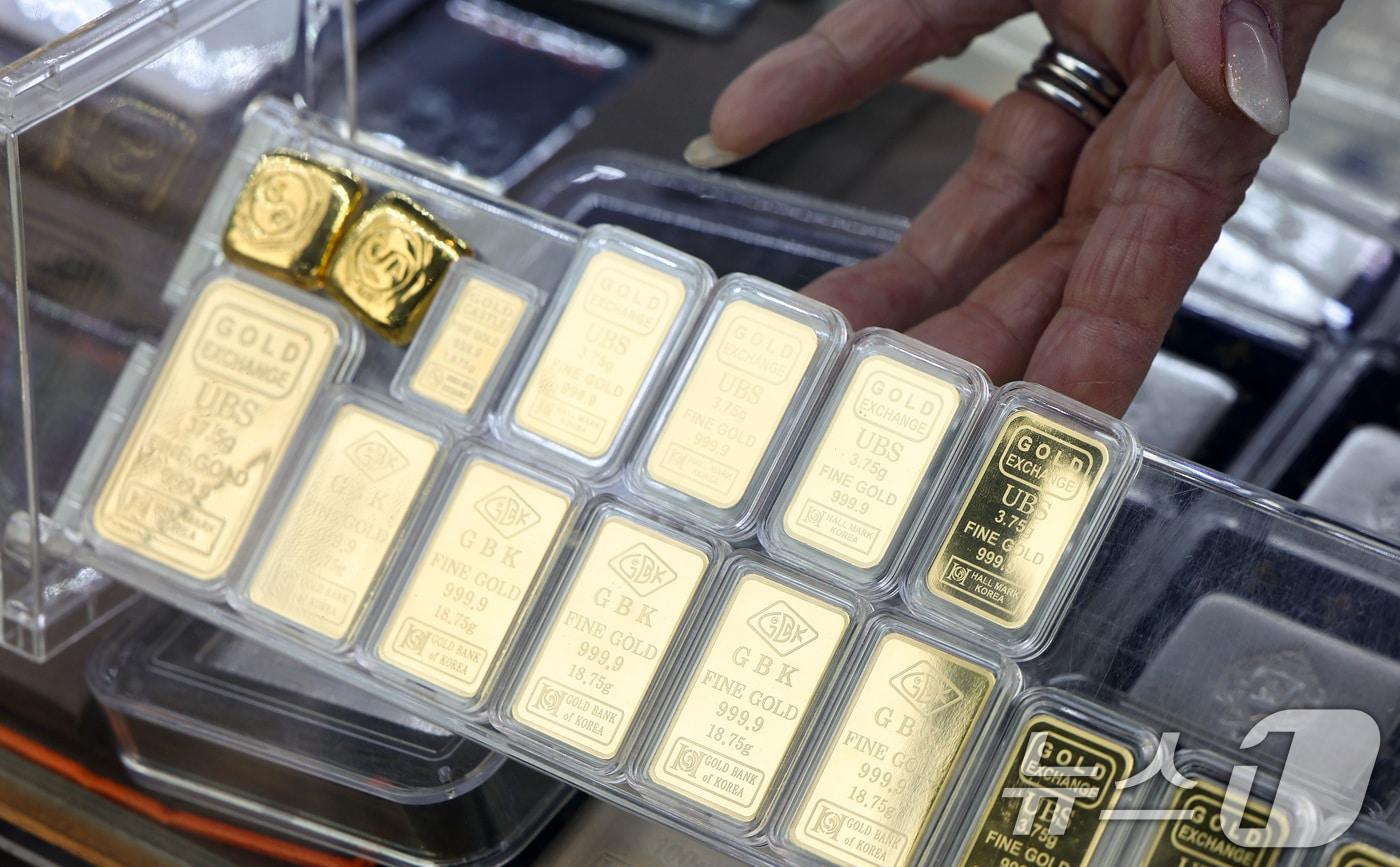 본문 이미지 - 국제 금값이 사상 처음으로 온스당 5천달러를 돌파한 26일 서울 종로구 한 금은방에 금 제품이 진열되어 있다. 2026.1.26/뉴스1 ⓒ News1 최지환 기자