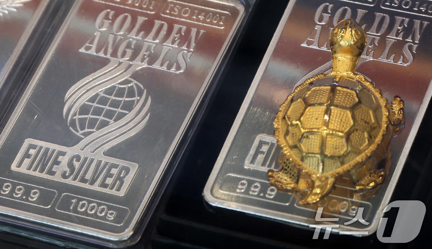 본문 이미지 - 국제 금값이 사상 처음으로 온스당 5천달러를 돌파한 26일 서울 종로구 한 금은방에 금·은 제품이 진열되어 있다. 2026.1.26/뉴스1 ⓒ News1 최지환 기자