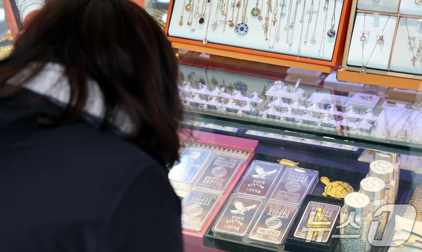 본문 이미지 - 국제 금값이 사상 처음으로 온스당 5천달러를 돌파한 26일 서울 종로구 한 금은방에서 한 손님이 금·은 제품을 살펴보고 있다. 2026.1.26/뉴스1 ⓒ News1 최지환 기자