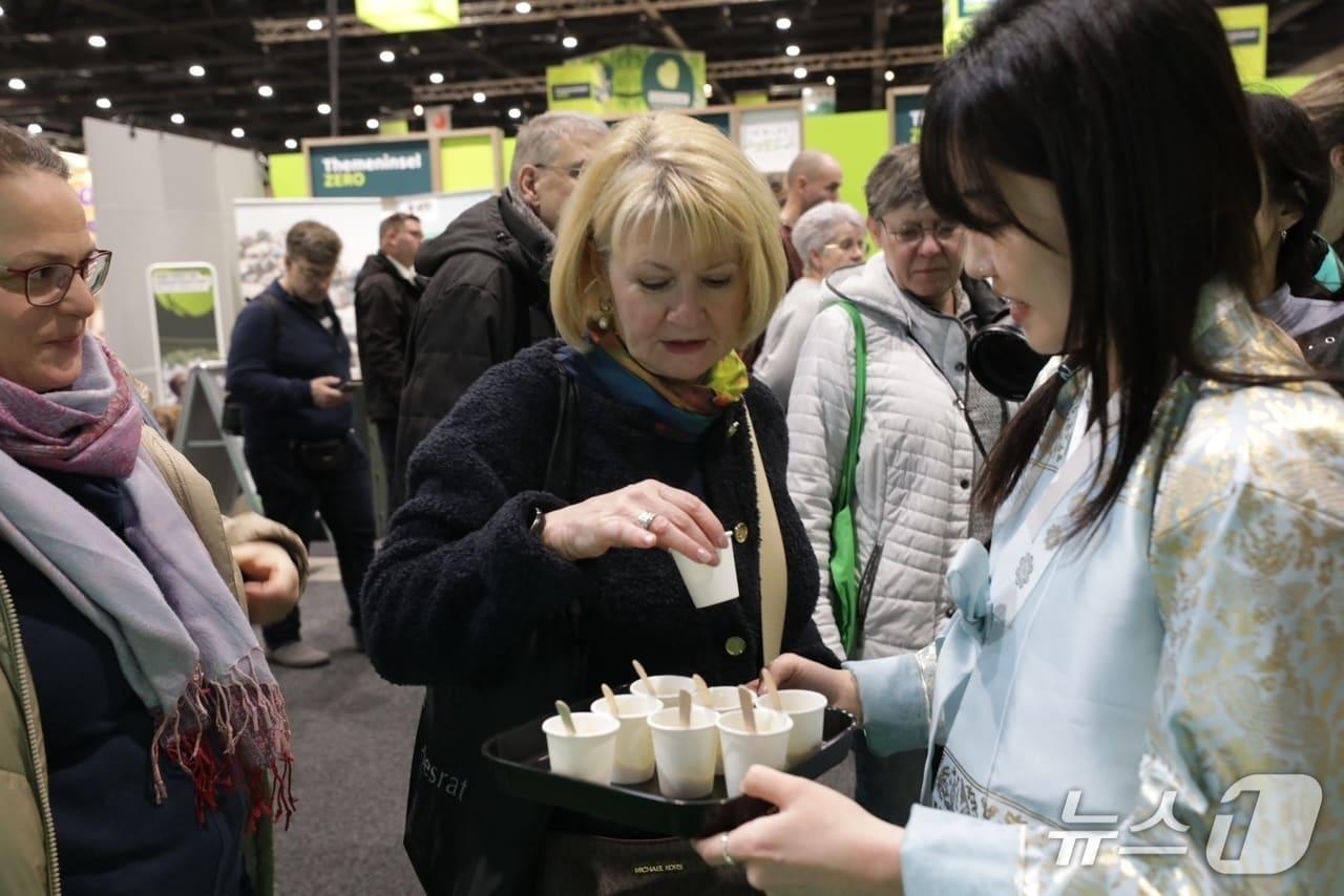 본문 이미지 - 금산인삼 베를린 무역전시장 홍보 모습(금산군 제공.재판매 및 DB금지)/뉴스1