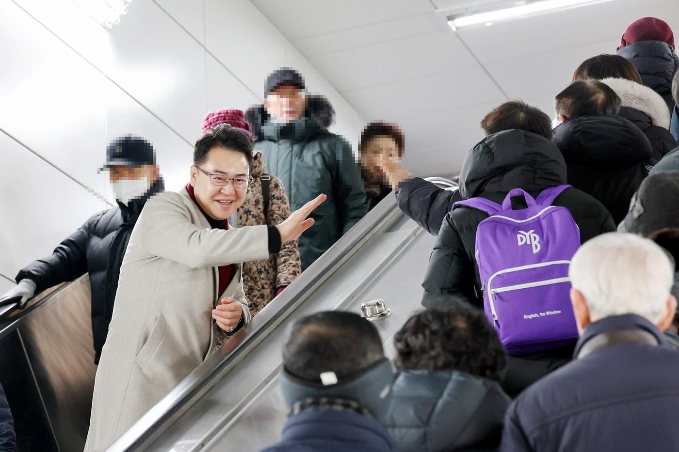 본문 이미지 - 오언석 도봉구청장이 창동역 2번출구 에스컬레이터를 내려오며 구민들과 인사를 나누고 있다.(도봉구 제공)