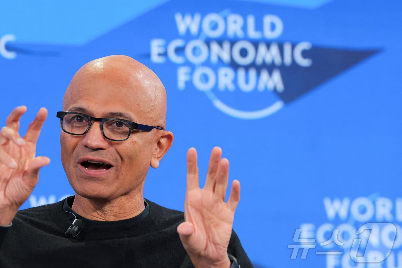 본문 이미지 - 사티아 나델라 마이크로소프트 최고경영자가 지난 1월 20일 56회 세계경제포럼에 참석했다. 2026.1.20 . REUTERS/Denis Balibouse ⓒ 로이터=뉴스1