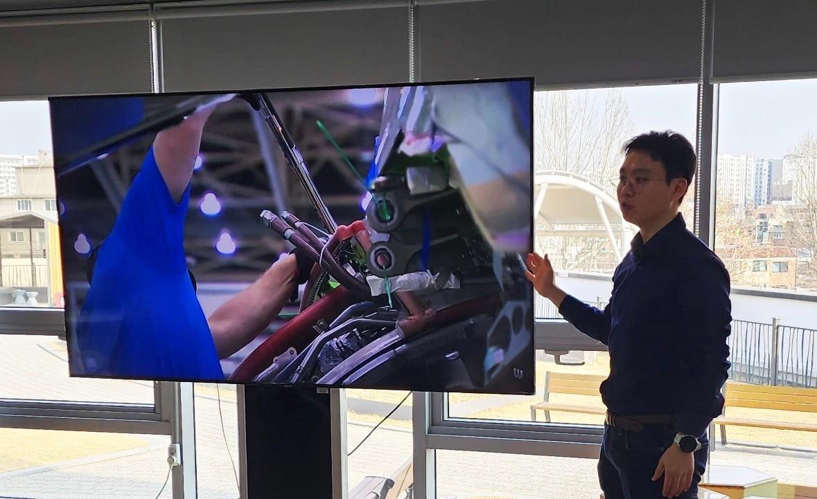 본문 이미지 - 23일 국립항공박물관에서 열린 '2026 항공 STEM 캠프'에서 학생들에게 항공에 대해 소개 중인 보잉코리아 직원의 모습. (한국항공회 제공)