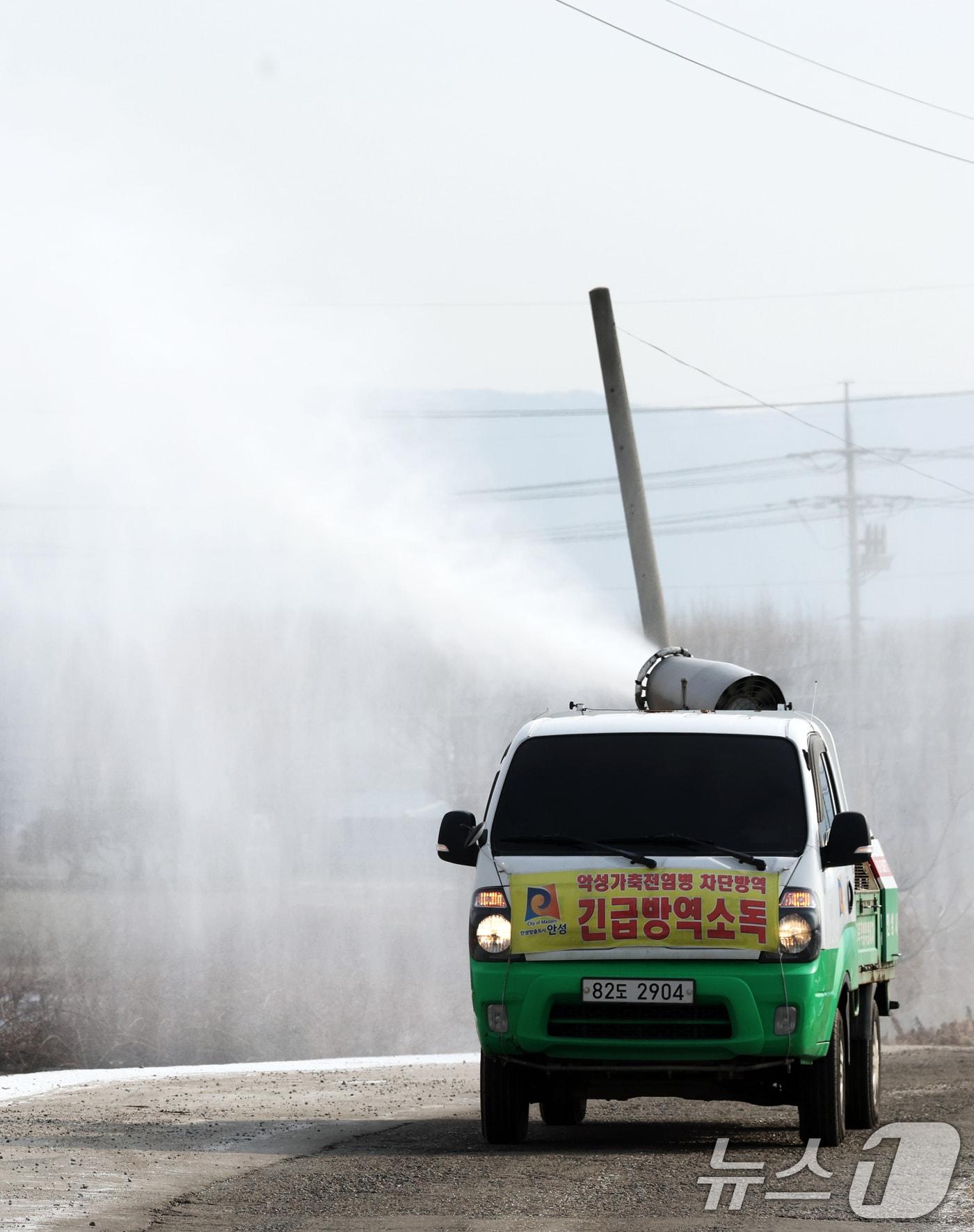 본문 이미지 - 아프리카돼지열병(ASF)이 잇따라 발생하며 방역에 비상이 걸린 가운데 지난달 26일 경기 안성시 미양면 일대에서 안성시 관계자가 집중 소독 및 방역 작업을 하고 있다.ⓒ 뉴스1 김영운 기자