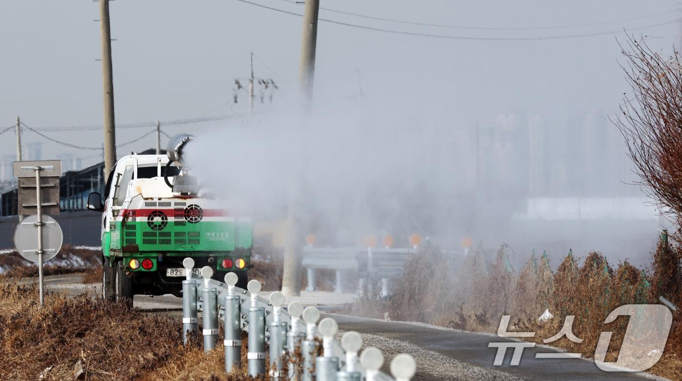본문 이미지 - 아프리카돼지열병(ASF)이 잇따라 발생하며 방역에 비상이 걸린 가운데 26일 경기 안성시 미양면 일대에서 안성시 관계자가 집중 소독 및 방역 작업을 하고 있다. 경기 안성시 미양면의 한 돼지 사육농가에서 ASF 양성 판정받은 지 하루만인 지난 24일 경기 포천에 있는 양돈농장에서도 아프리카돼지열병(ASF)이 확진됐다. 2026.1.26/뉴스1 ⓒ News1 김영운 기자