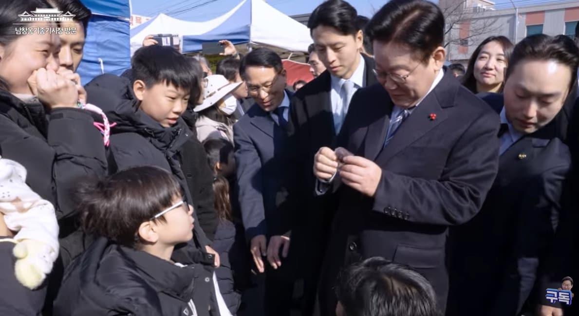 본문 이미지 - 이재명 대통령이 어린아이가 선물한 두쫀쿠를 보고 관심을 보이는 모습.(이재명 대통령 유튜브 캡처)