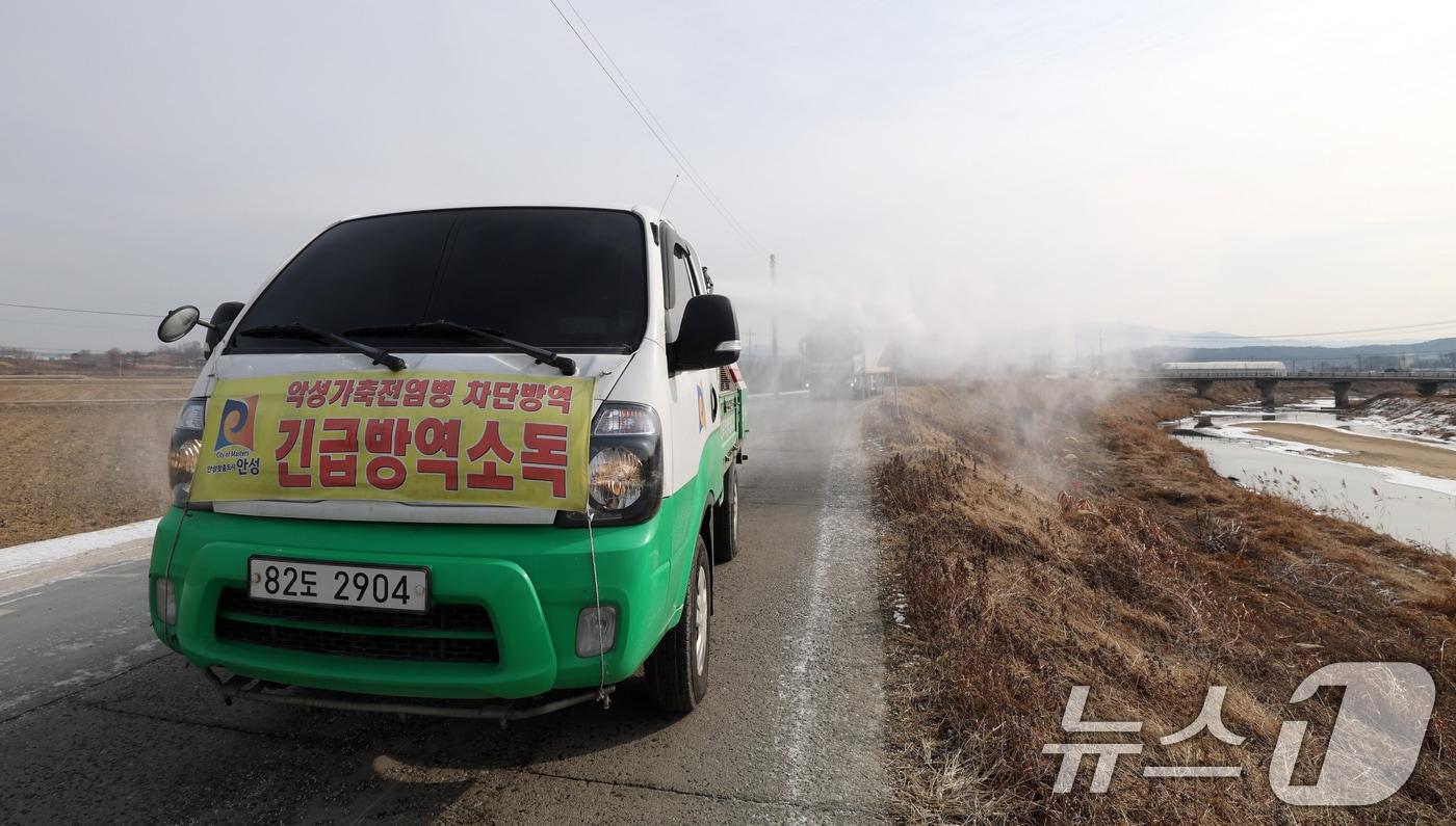 본문 이미지 - 아프리카돼지열병(ASF) 방역. 2026.1.26/뉴스1 ⓒ News1 김영운 기자