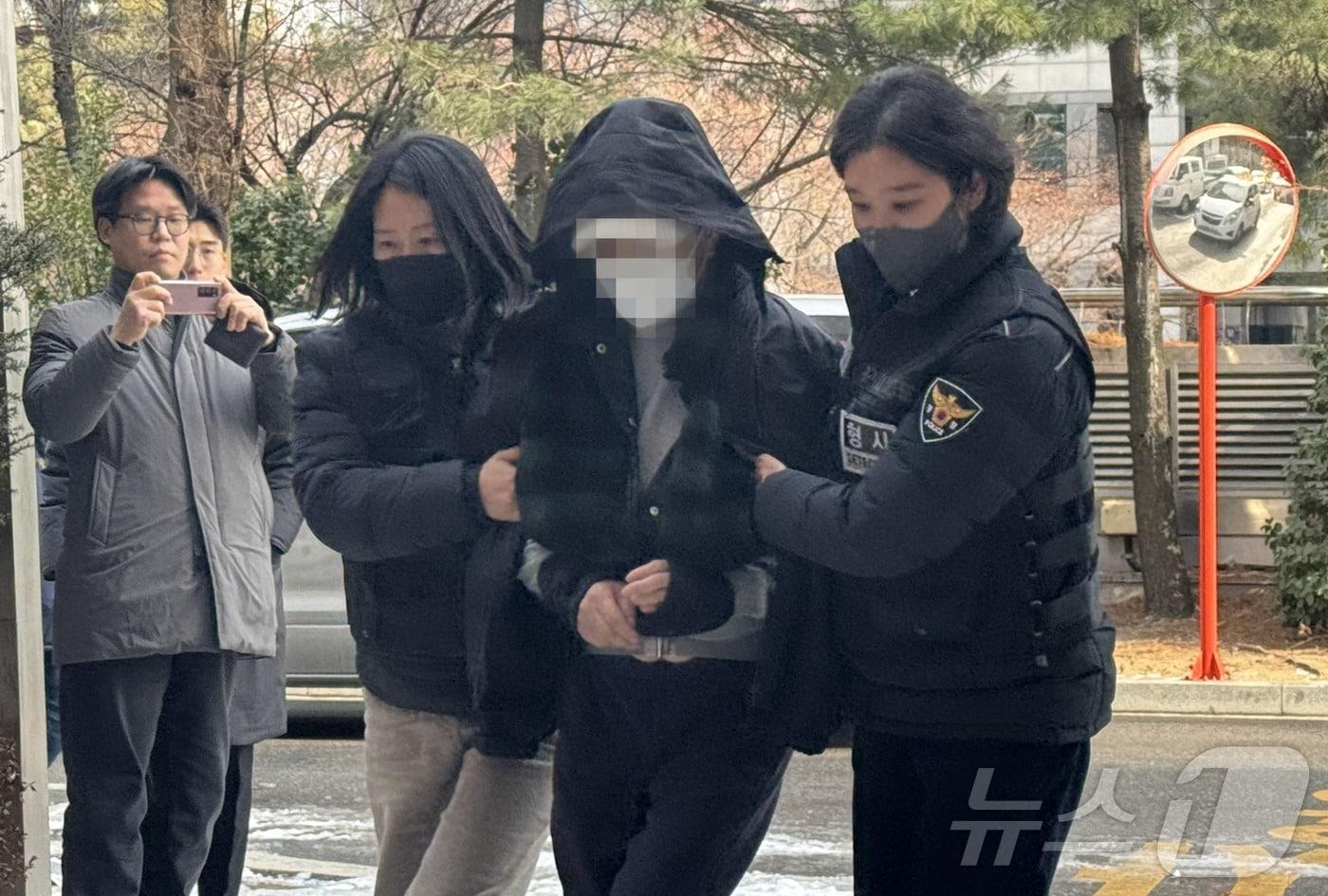 본문 이미지 - 인천에서 노모를 폭행해 숨지게 한 혐의를 받는 딸이 26일 오후 구속 심사를 받기 위해 법원에 출석했다.2026.1.26/뉴스1 ⓒ News1 박소영 기자