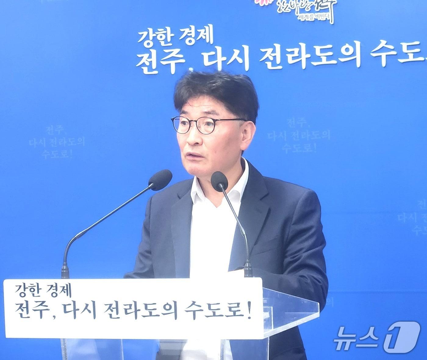 본문 이미지 - 최현창 전주시 기획조정실장은 26일 신년브리핑을 갖고 올해 주요 추진 정책에 대해 설명하고 있다./뉴스1