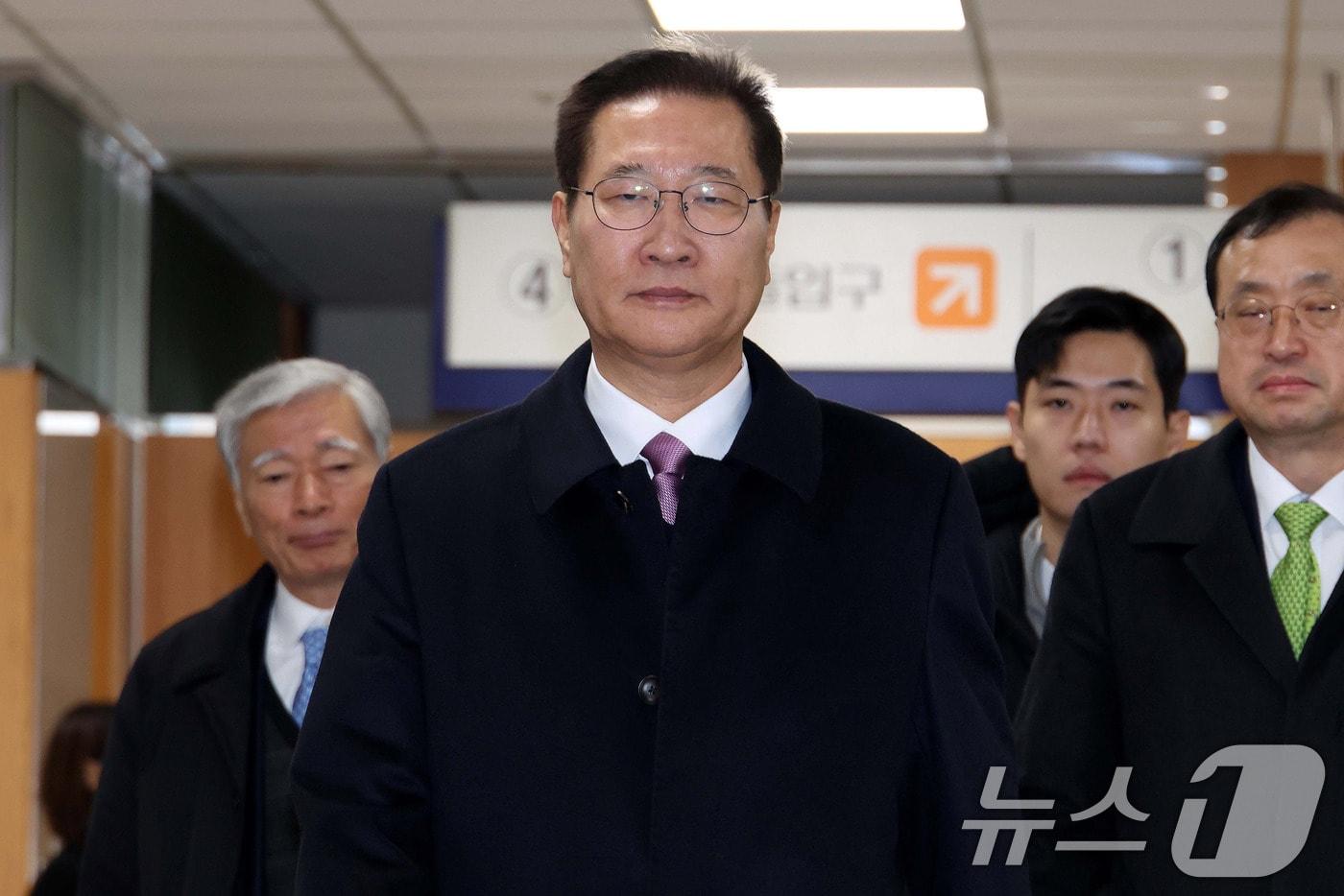 본문 이미지 - 박성재 전 법무부 장관이 26일 서울 서초구 서울중앙지법에서 열린 내란 중요임무 종사 및 직권남용, 부정청탁금지법 위반 혐의 사건의 첫 공판 기일에 출석하고 있다.(공동취재) 2026.1.26/뉴스1 ⓒ News1 박지혜 기자