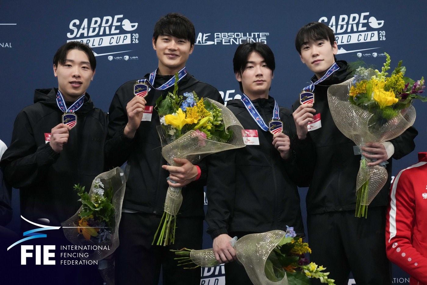 본문 이미지 - 미국 솔트레이크시티 월드컵에서 금메달을 딴 펜싱 남자 사브르 대표팀. 왼쪽부터 박상원, 오상욱, 임재윤, 도경동. (대한펜싱협회 제공)