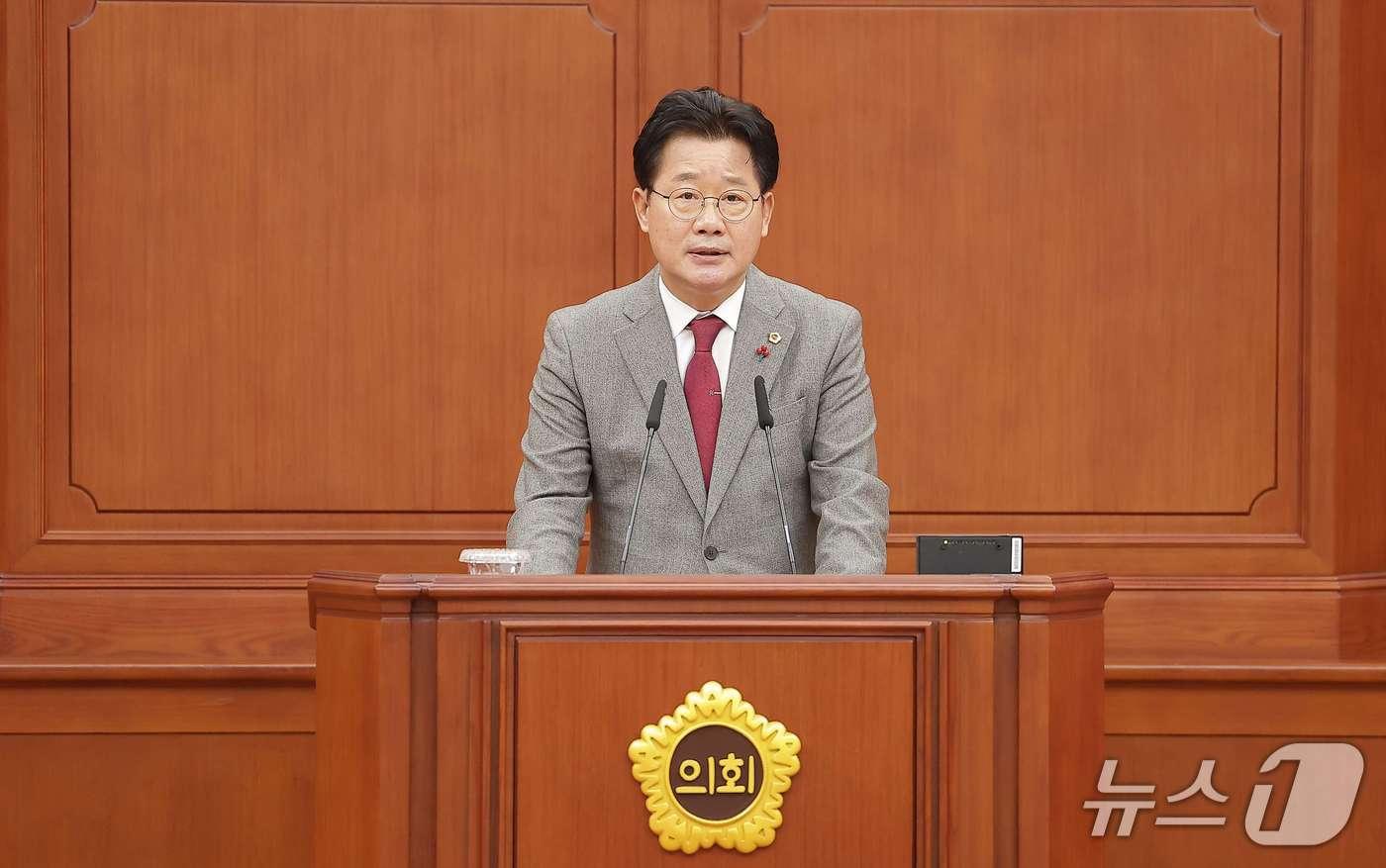 본문 이미지 - 이재경 대전시의원이 26일 대젼시의회 제292회 임시회 2차 본회의에서 '실질적인 자치분권이 보장된 대전충남 행정통합 특별법 마련 촉구 결의안'에 대해 설명하고 있다. (시의회 제공) / 뉴스1