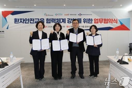 본문 이미지 - 대한병원협회 관계자들이 서울 마포구 대한병원협회에서 기념촬영을 하고 있다(대한병원협회 제공)