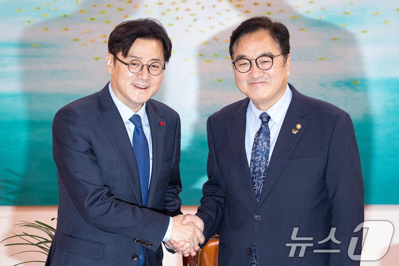 본문 이미지 - 우원식 국회의장이 26일 서울 여의도 국회에서 홍익표 청와대 정무수석을 접견, 기념 촬영을 하고 있다. 2026.1.26/뉴스1 ⓒ News1 유승관 기자