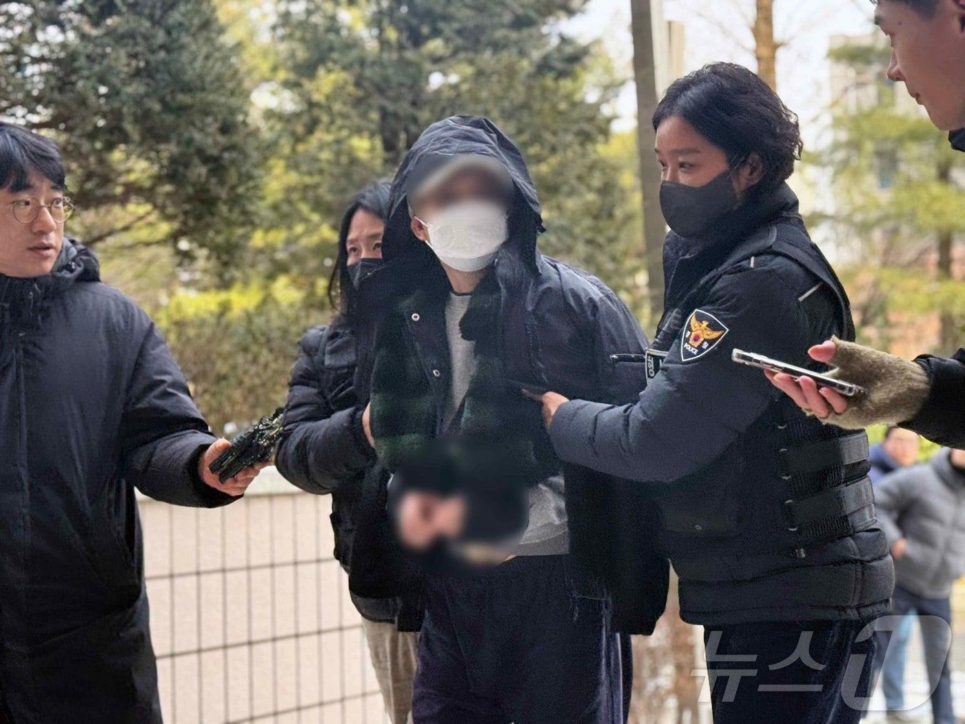 본문 이미지 - 인천에서 90대 노모를 폭행해 숨지게 한 혐의를 받는 60대 딸이 구속 전 피의자 심문(영장실질심사)을 받기 위해 26일 오후 인천지법에 출석하고 있다. 2026.1.26 ⓒ 뉴스1 박소영 기자