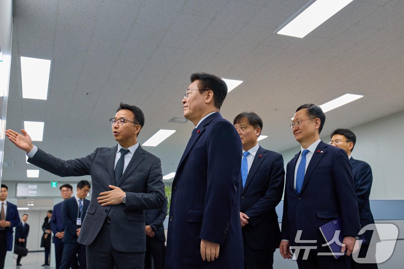 본문 이미지 - 이재명 대통령이 26일 서울 세종대로 정부서울청사 내 위치한 초국가범죄 특별대응 TF를 찾아 관계자로부터 설명을 듣고 있다. (청와대 제공. 재판매 및 DB 금지) 2026.1.26/뉴스1 ⓒ News1 이재명 기자