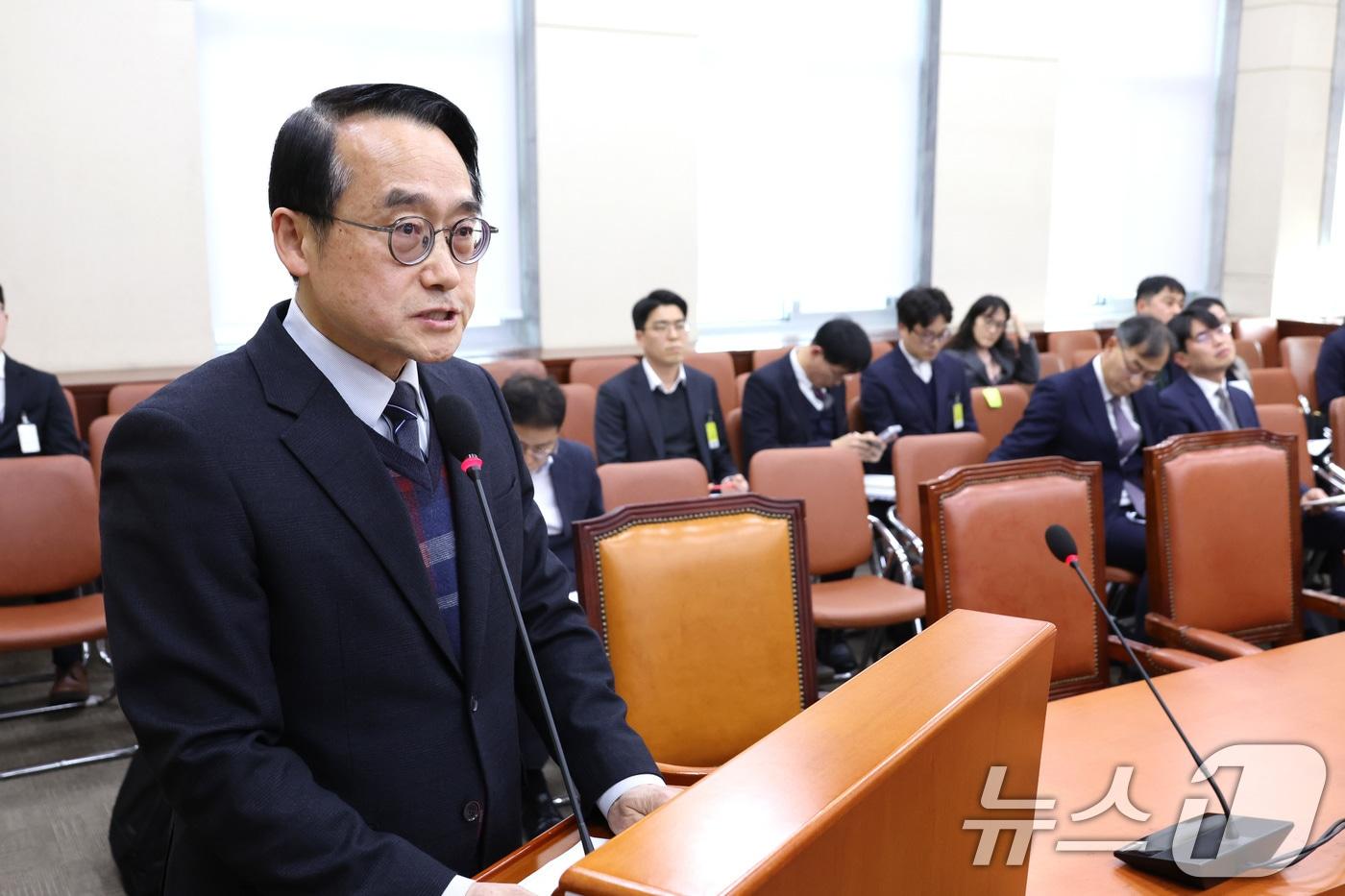 본문 이미지 - 허철훈 중앙선거관리위원회 사무총장이 26일 서울 여의도 국회에서 열린 정치개혁특별위원회 전체회의에서 발언하고 있다. 2026.1.26/뉴스1 ⓒ News1 신웅수 기자