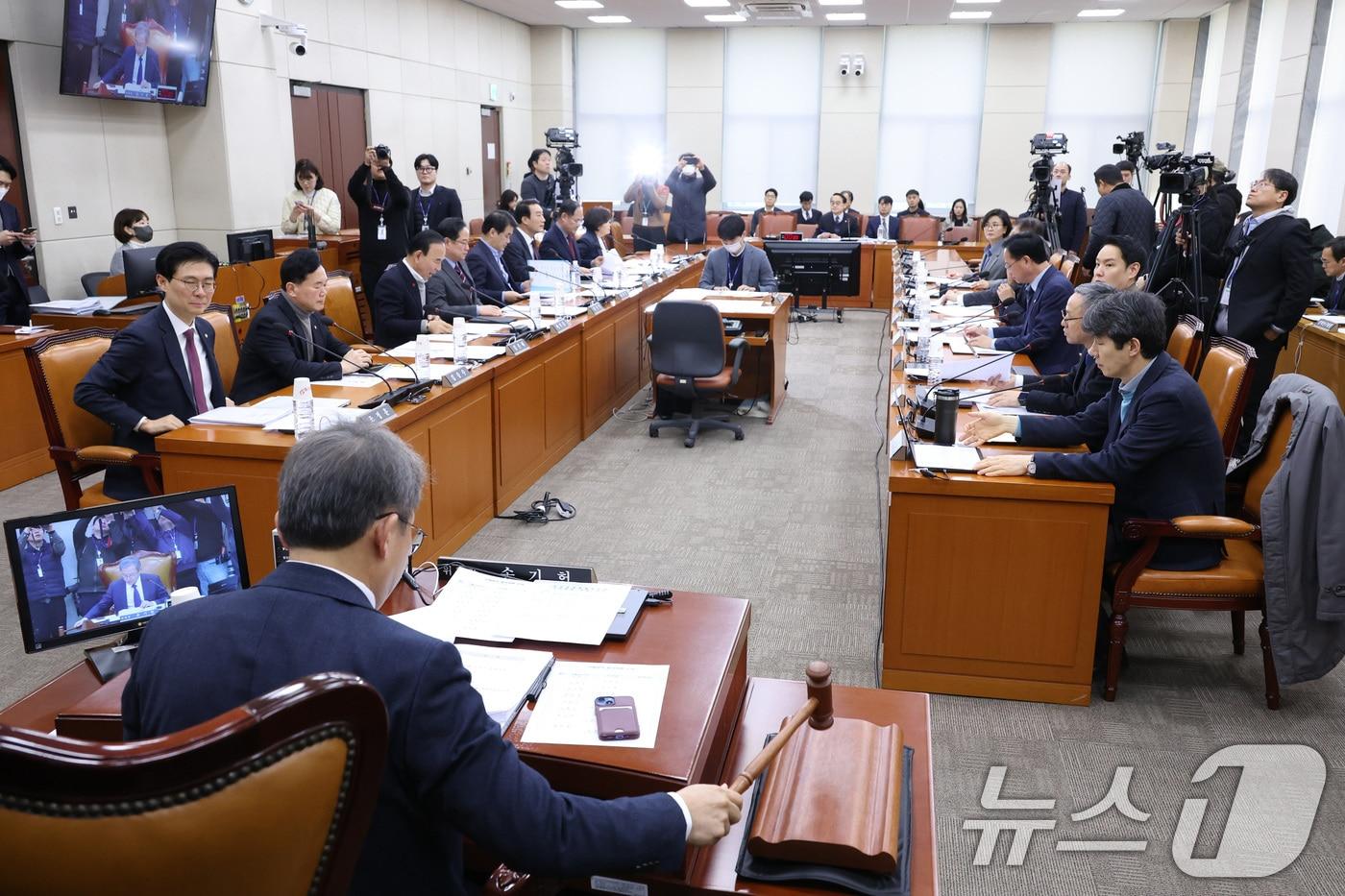 본문 이미지 - 송기헌 위원장이 26일 서울 여의도 국회에서 열린 정치개혁특별위원회 전체회의에서 의사봉을 두드리고 있다. 2026.1.26/뉴스1 ⓒ News1 신웅수 기자