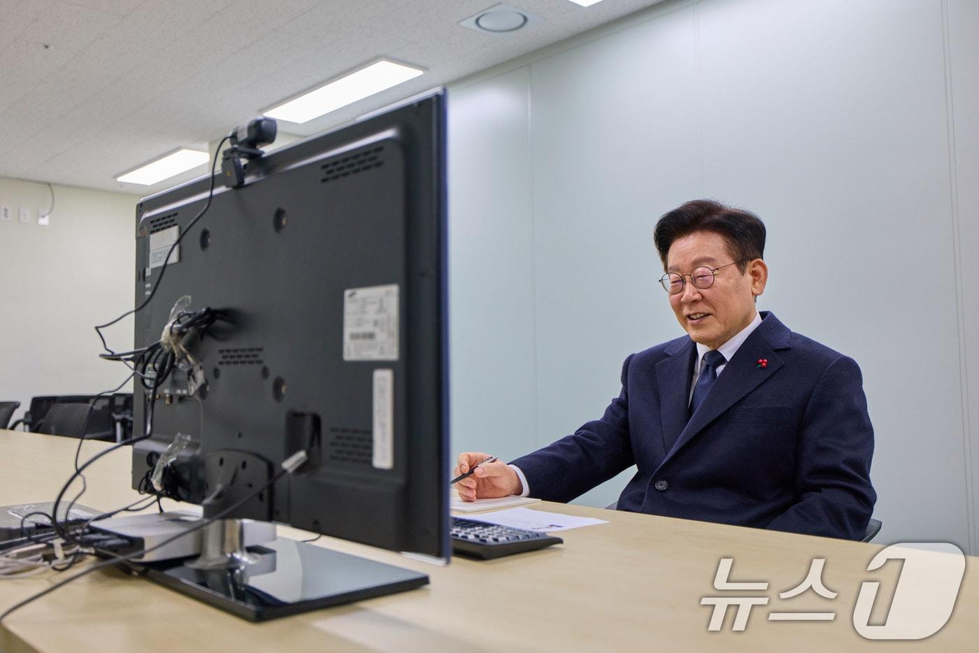 본문 이미지 - 이재명 대통령이 지난 26일 서울 세종대로 정부서울청사 내 위치한 초국가범죄 특별대응 TF를 찾아 캄보디아 현지에서 활동 중인 코리아전담반 직원들과 영상회의를 하고 있는 모습. (청와대 제공. 재판매 및 DB 금지) 2026.1.26/뉴스1 ⓒ News1 이재명 기자