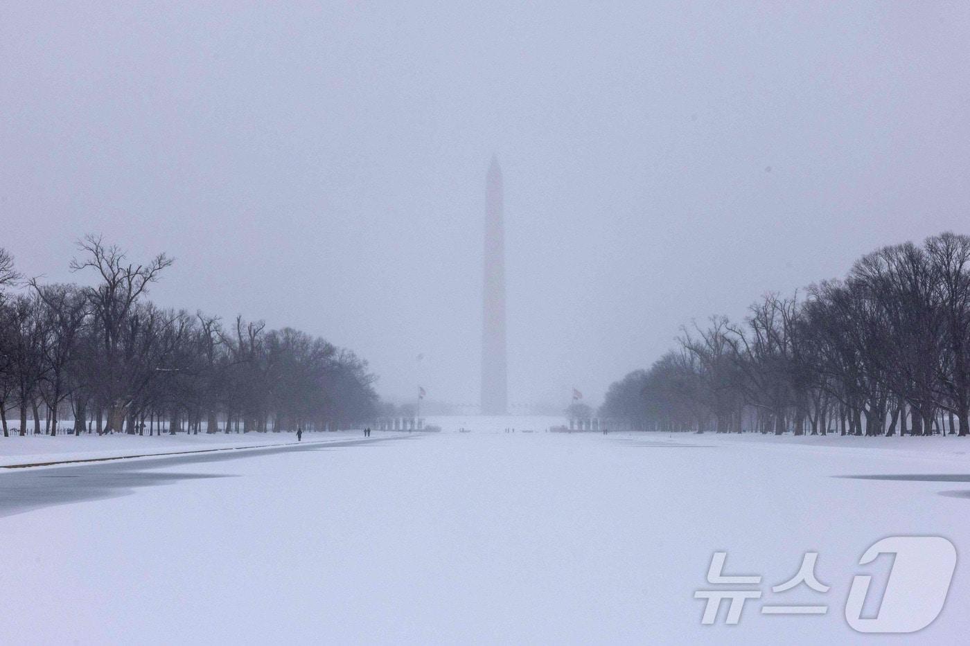 본문 이미지 - 25일(현지시간) 미국 워싱턴DC에 눈보라가 몰아치는 가운데 워싱턴 기념비가 폭설로 뿌옇게 보이고 있다. 2026.01.25. ⓒ AFP=뉴스1 ⓒ News1 윤다정 기자