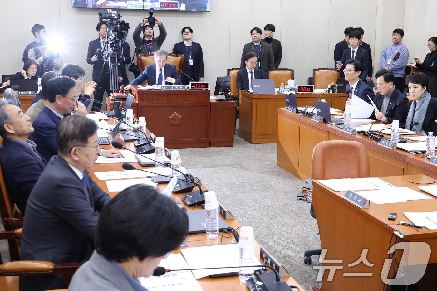 본문 이미지 - 송기헌 위원장이 지난달 26일 서울 여의도 국회에서 열린 정치개혁특별위원회 전체회의에서 의사봉을 두드리고 있다. 2026.1.26 ⓒ 뉴스1 신웅수 기자