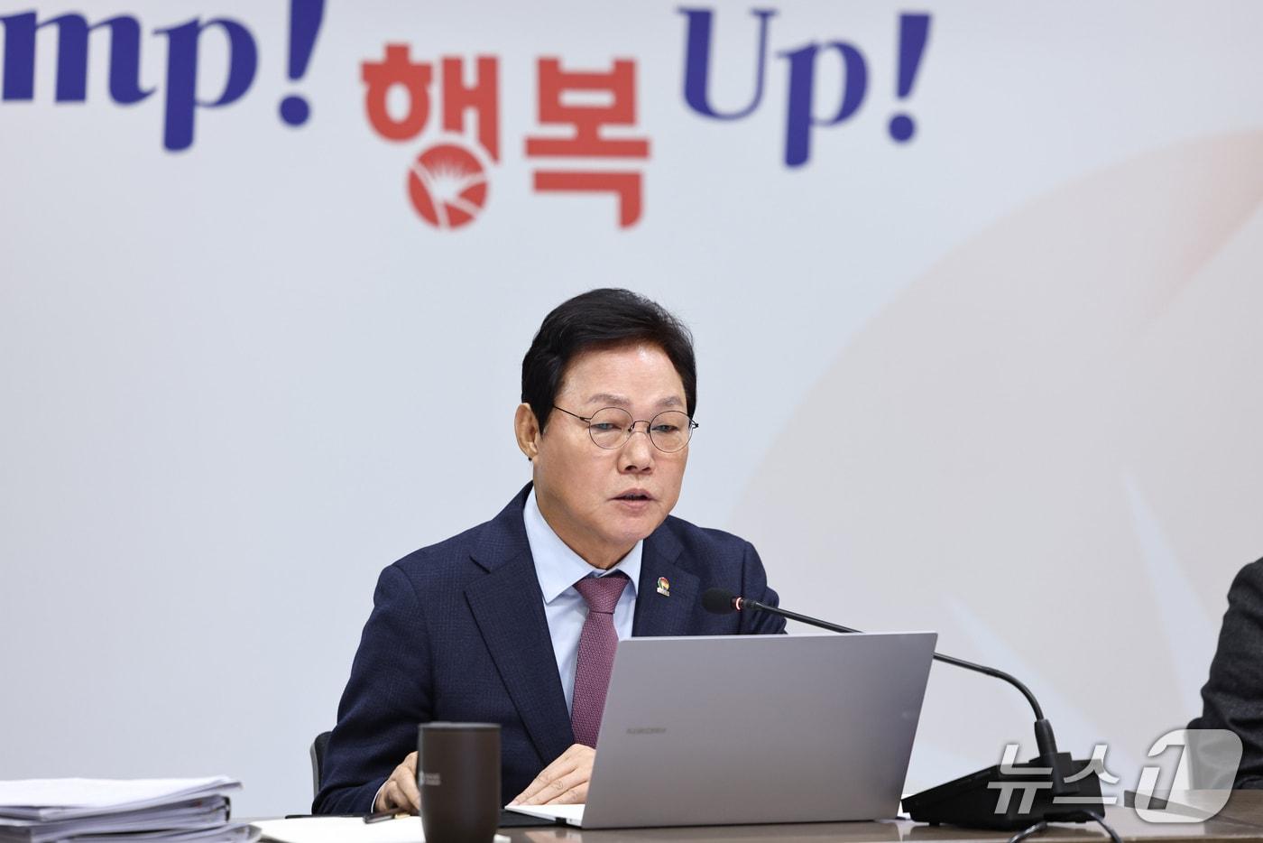 본문 이미지 - 박완수 경남지사가 26일 도청에서 실국본부장 회의를 주재하며 발언하고 있다.(경남도 제공. 재판매 및 DB금지)