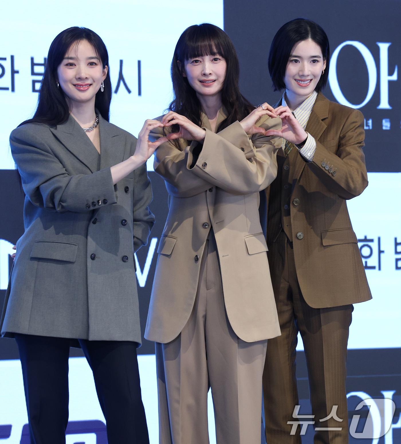 본문 이미지 - 26일 오후 서울 구로구 디큐브시티 더세인트에서 열린 ENA 새 월화드라마 '아너 : 그녀들의 법정'(극본 박가연, 연출 박건호) 제작발표회에서 배우 이청하(왼쪽부터), 이나영, 정은채가 포즈를 취하고 있다. '아너 : 그녀들의 법정'은 거대한 스캔들이 되어 돌아온 과거에 정면 돌파로 맞서는 세 여성 변호사의 미스터리 추적극으로 다음 달 2일 첫 방송된다. 2026.1.26/뉴스1 ⓒ News1 오대일 기자