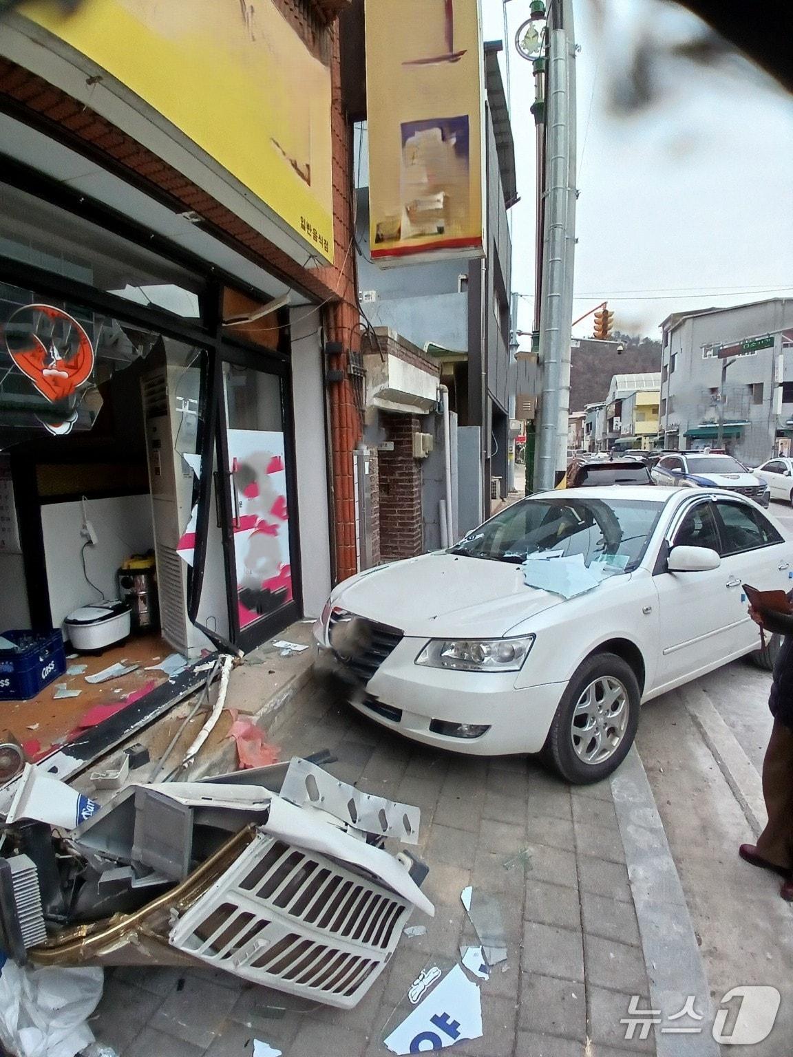 본문 이미지 - 상가로 돌진한 승용차.(단양소방서 제공. 재판매 및 DB금지)/뉴스1 
