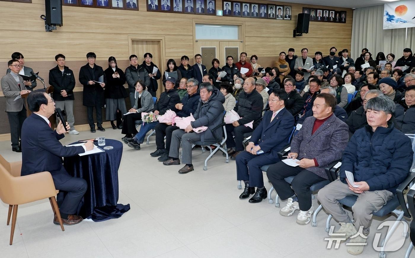 본문 이미지 - 26일 오전 송인헌 충북 괴산군수가 연풍면을 방문해 군민과 소통하고 있다.(괴산군 제공, 재판매 및 DB금지)/뉴스1