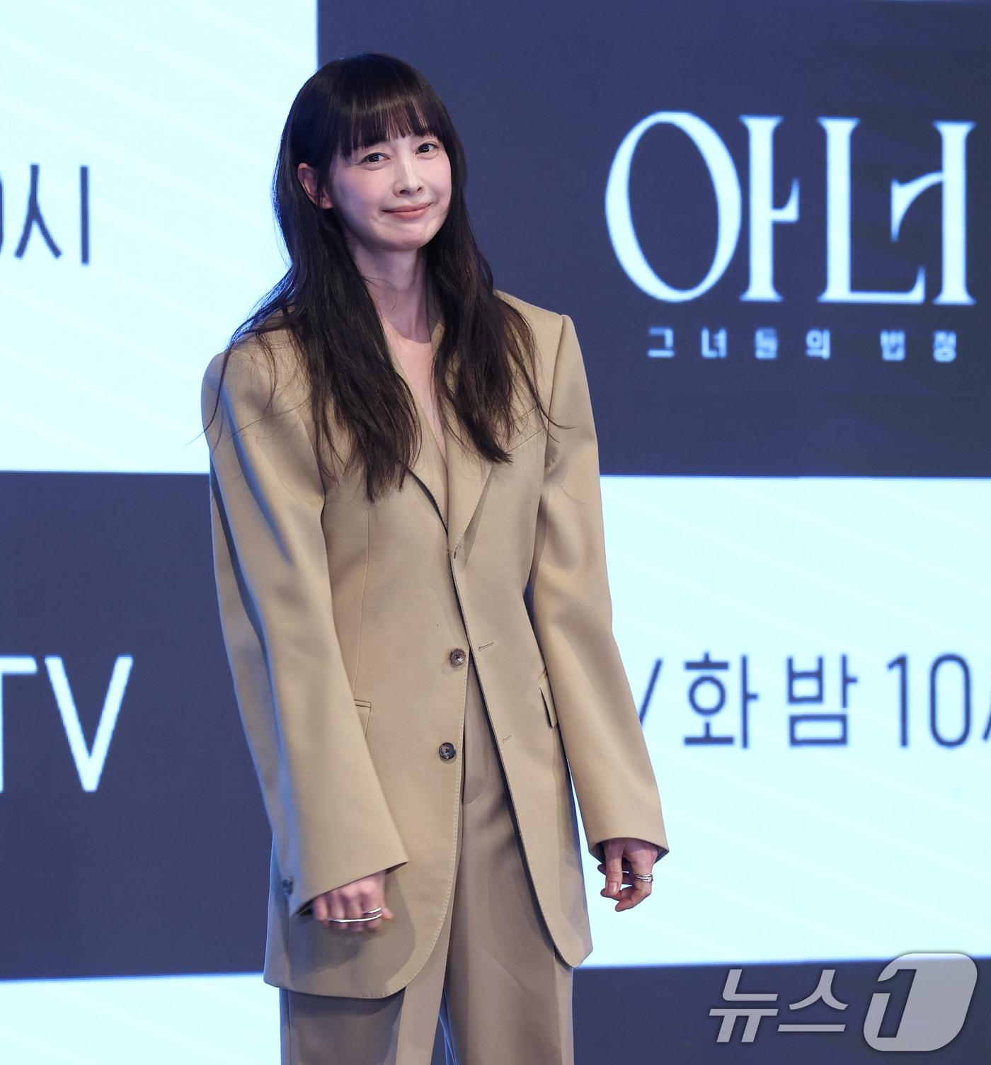 본문 이미지 - 배우 이나영이 26일 오후 서울 구로구 디큐브시티 더세인트에서 열린 ENA 새 월화드라마 '아너 : 그녀들의 법정'(극본 박가연, 연출 박건호) 제작발표회에서 포즈를 취하고 있다. '아너 : 그녀들의 법정'은 거대한 스캔들이 되어 돌아온 과거에 정면 돌파로 맞서는 세 여성 변호사의 미스터리 추적극으로 다음 달 2일 첫 방송된다. 2026.1.26/뉴스1 ⓒ News1 오대일 기자