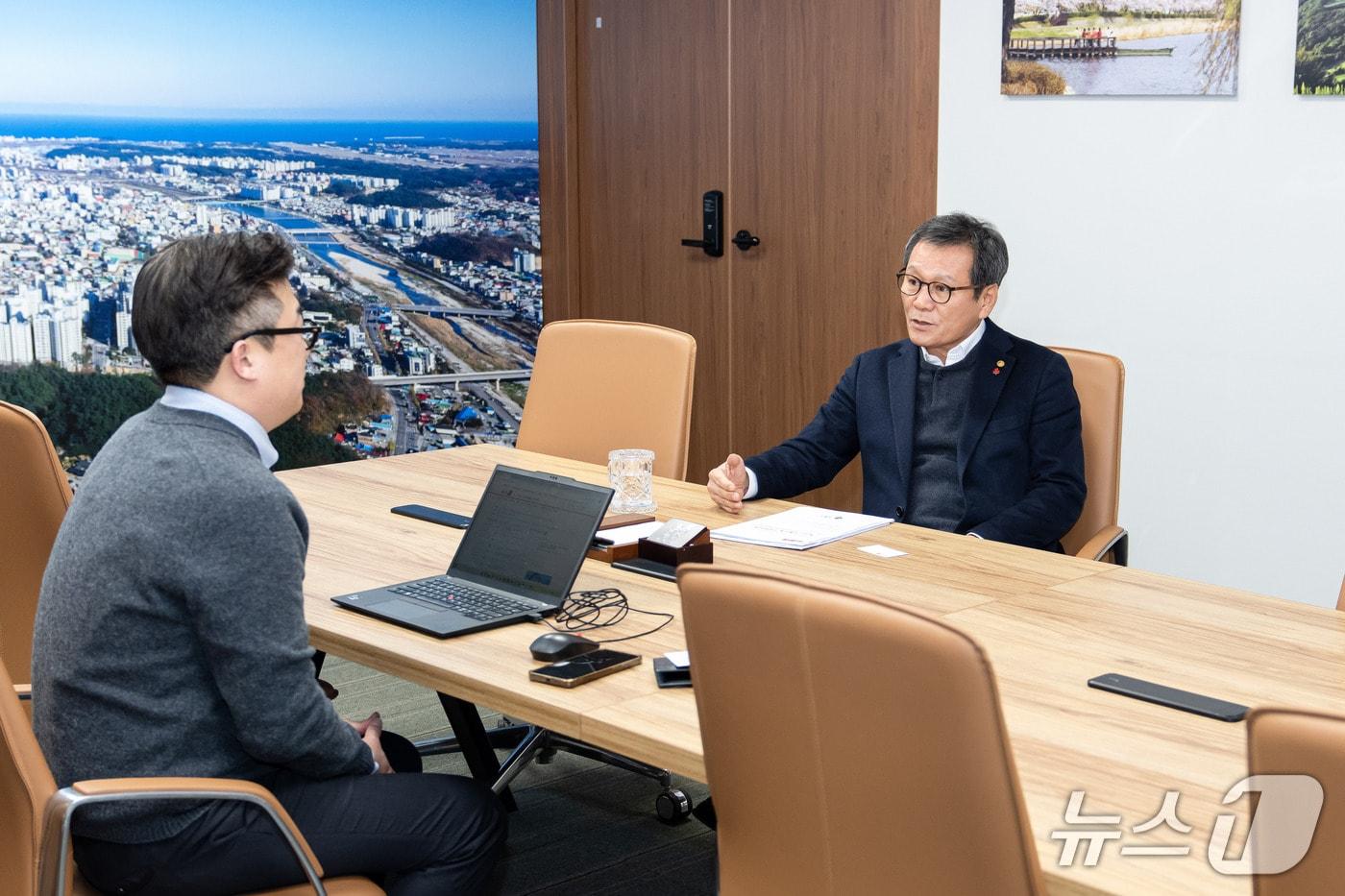 본문 이미지 - 김홍규 강원 강릉시장이 시청 집무실에서 뉴스1과 신년 인터뷰를 하고 있다. 김 시장은 민선 8기 마지막 해를 맞아 옥계항을 축으로 한 경제도시 구상과 국제행사를 통한 관광 전략, 가뭄 대응 과정에서의 행정 판단과 책임에 대해 설명했다. 2026.1.27/뉴스1