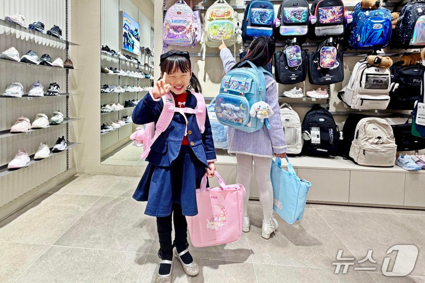 본문 이미지 - 신세계백화점 센텀시티 휠라키즈 매장을 방문한 어린이들이 매장을 둘러보고 있다.(신세계 센텀시티 제공. 재판매 및 DB 금지)