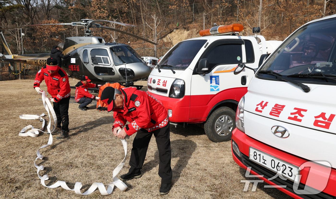 본문 이미지 - 전국 곳곳에 건조특보가 발효된 가운데 바람까지 강하게 불고 있는 26일  정비사가 다목적 산불진화차량 및 산불 대응 헬기를 점검하고 있다. 앞서 산림청은 산불위기경보를 '주의'로 상향하고 전국에 산불 경계령을 내렸다. 2026.1.26/뉴스1 ⓒ News1 김영운 기자