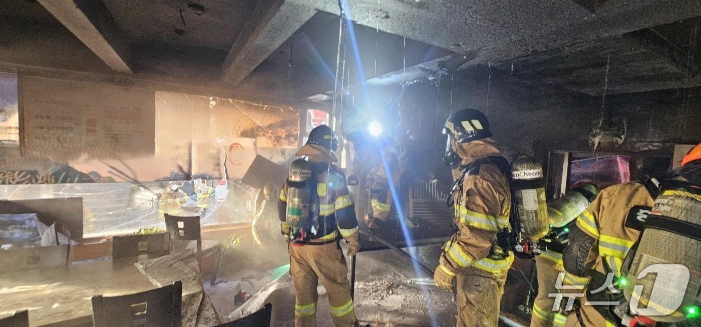 본문 이미지 - 단양군 단양읍 한 상가에서 발생한 화재.(단양소방서 제공. 재판매 및 DB금지)/뉴스1 